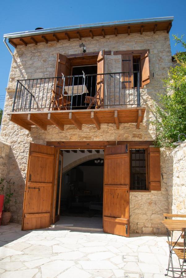 Cleo'S Inn Lofou Exterior photo